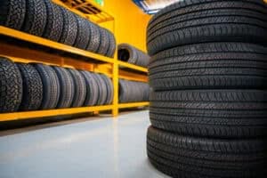 foto di un deposito per gomme invernali