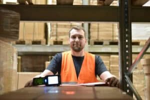 operatore presso deposito per stoccaggio merci
